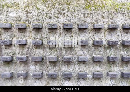 Frankfurt, Deutschland - 25. Januar 2023: Namen der getöteten juden an einer Mauer des alten jüdischen Friedhofs in Frankfurt. Stockfoto