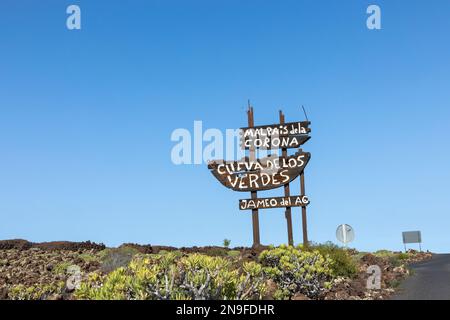 Punta Mujeres, Spanien - 3. Februar 2023: Eintritt zu Jameos del Agua - berühmte Höhle entworfen von C. Manrique, die wichtigste Touristenattraktion in Lanzarote, Cana Stockfoto