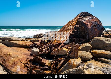 Das Wrack der Aristea liegt auf den Felsen an der Atlantikküste nahe Hondeklip Bay in Südafrika. Das Schiff lief 1945 auf Grund und korrodierte. Stockfoto