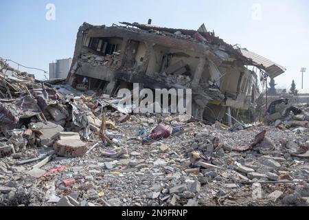 Kahramanmaras, Türkei. 12. Februar 2023. Nach den Erdbeben ist dieses Apartmenthaus komplett zerstört. Fast eine Woche nach der Erdbebenkatastrophe in der türkisch-syrischen Grenzregion ist die Zahl der Toten auf über 30.000 gestiegen. Kredit: Boris Roessler/dpa/Alamy Live News Stockfoto