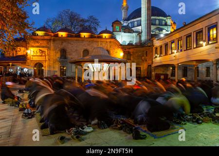 Istanbul, Türkei - 14. Dezember 2014 : Besucher der Eyup Sultan Moschee und des Grabes in Istanbul. Eyup ist eine beliebte Touristenattraktion in Istanbul, TU Stockfoto