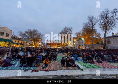 Istanbul, Türkei - 14. Dezember 2014 : Besucher der Eyup Sultan Moschee und des Grabes in Istanbul. Eyup ist eine beliebte Touristenattraktion in Istanbul, TU Stockfoto