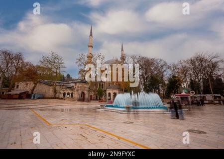 Istanbul, Türkei - 14. Dezember 2014 : Besucher der Eyup Sultan Moschee und des Grabes in Istanbul. Eyup ist eine beliebte Touristenattraktion in Istanbul, TU Stockfoto