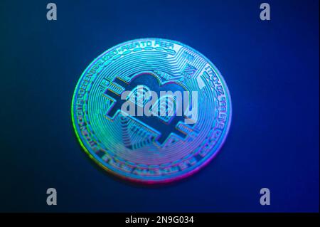 Blaue Kryptowährungsmünze mit Bitcoin-Symbol isoliert auf schwarzem Hintergrund. Bitcoin Coin auf schwarzem Hintergrund. Bitcoin-Kryptowährung. Cryptocurrenc Stockfoto