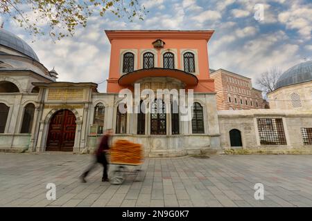 Istanbul, Türkei - 14. Dezember 2014 : Eyüp Sultan historisches Gebäude mit Vogelhaus Stockfoto