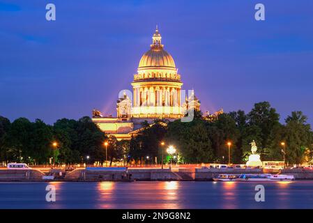 ST. PETERSBURG, RUSSLAND - 17. MAI 2018: ST. Isaaks Kathedrale an einem Frühlingsabend. Sankt Petersburg, Russland Stockfoto