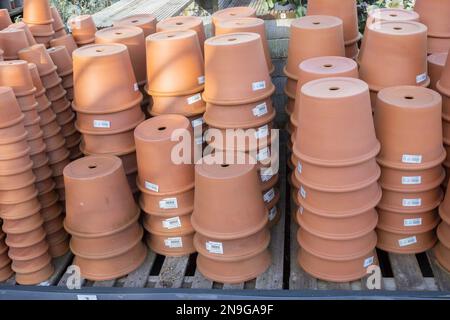 Ein großer Stapel brauner Terrakotta-Keramiktöpfe zum Anpflanzen in einem Gartencenter Stockfoto