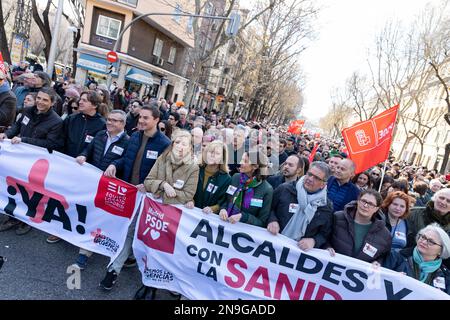 Manifestation. Gesundheit. Demonstration durch die Straßen der Stadt Madrid zugunsten der öffentlichen Gesundheit. In Spanien. Krankenschwestern. Ärzte. MADRID SPANIEN Stockfoto