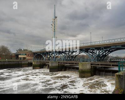 Die Flut auf dem River Tees hält das Wasser eine konstante Ebene vorgelagerte ermöglicht re Entwicklung und bietet für Wassersport Stockfoto