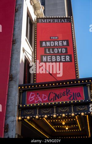 Die Fassade des Imperial Theatre und Marquee mit Werbespots „Bad Cinderella“, Times Square, New York City, USA 2023 Stockfoto