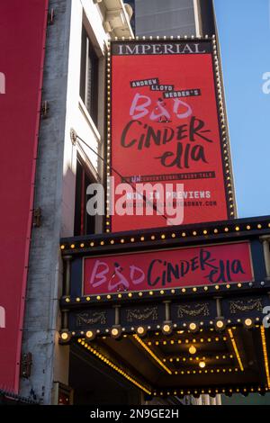 Die Fassade des Imperial Theatre und Marquee mit Werbespots „Bad Cinderella“, Times Square, New York City, USA 2023 Stockfoto