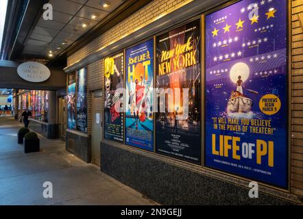 Broadway Show Poster und Souvenirladen, Shubert Alley, Times Square, NYC 2023 Stockfoto