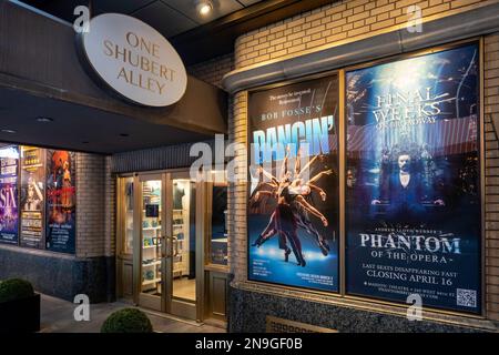 Broadway Show Poster und Souvenirladen, Shubert Alley, Times Square, NYC 2023 Stockfoto