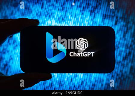 Digitales zusammengesetztes Bild der neuen AI Microsoft Bing-Suchmaschine mit ChatGPT von OpenAI auf einem Mobiltelefon. Stockfoto