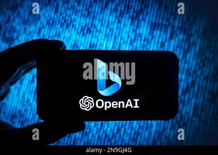 Digitales zusammengesetztes Bild der neuen AI Microsoft Bing-Suchmaschine mit ChatGPT von OpenAI auf einem Mobiltelefon. Stockfoto
