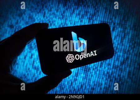 Digitales zusammengesetztes Bild der neuen AI Microsoft Bing-Suchmaschine mit ChatGPT von OpenAI auf einem Mobiltelefon. Stockfoto