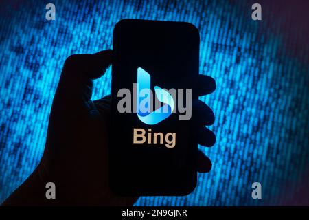 Digitales zusammengesetztes Bild der neuen AI Microsoft Bing-Suchmaschine mit ChatGPT von OpenAI auf einem Mobiltelefon. Stockfoto