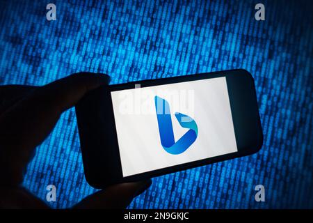 Digitales zusammengesetztes Bild der neuen AI Microsoft Bing-Suchmaschine mit ChatGPT von OpenAI auf einem Mobiltelefon. Stockfoto