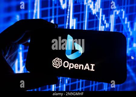 Digitales zusammengesetztes Bild der neuen AI Microsoft Bing-Suchmaschine mit ChatGPT von OpenAI auf einem Mobiltelefon. Stockfoto