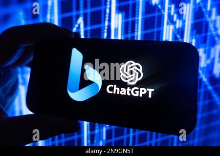 Digitales zusammengesetztes Bild der neuen AI Microsoft Bing-Suchmaschine mit ChatGPT von OpenAI auf einem Mobiltelefon. Stockfoto