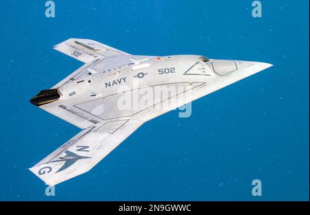 Der Northrop Grumman X-47B ist ein unbemanntes Kampfflugfahrzeug (UCAV) für den Einsatz auf Flugzeugträgern. Das von Northrop Grumman, dem amerikanischen Verteidigungstechnologieunternehmen, entwickelte X-47-Projekt begann als Teil des J-UCAS-Programms von DARPA und wurde anschließend Teil des UCAS-D-Programms (Unmanned Combat Air System Demonstration) der US Navy. Der X-47B ist ein Tailless Jet-powered Blended-Wing-Body-Flugzeug, das halbautonom betrieben werden kann Stockfoto