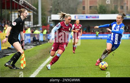 Crawley, Großbritannien. 12. Februar 2023. Jordan Nobbs von Aston Villa und Julia Zigiotti Olme von Brighton und Hove Albion während des FA Women's Super League-Spiels zwischen Brighton & Hove Albion Women und Aston Villa im People's Pension Stadium am 12. 2023. Februar in Crawley, Großbritannien. (Foto von Jeff Mood/phcimages.com) Kredit: PHC Images/Alamy Live News Stockfoto