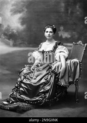 Mata Hari, Margaretha Geertruida MacLeod (1876-1917), exotische Tänzerin und Kurtisane aus den Niederlanden, die im Ersten Weltkrieg wegen Spionage für Deutschland verurteilt wurde Zelle wurde 1915 in Amsterdam fotografiert Stockfoto