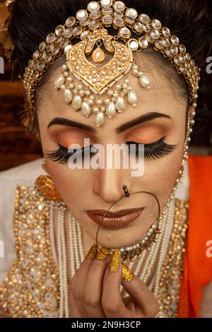 Pakistanisch. Indisches wunderschönes Braut-Make-up für Saloon-Shooting Stockfoto