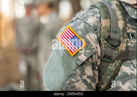 Nahaufnahme der amerikanischen Flagge auf der Schulter eines Soldaten der Nationalgarde. Stockfoto