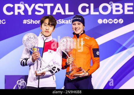 DORDRECHT - Präsentation des ISU Crystal Globe vor Ji Won Park (KOR) und Suzanne Schulting (NED) (lr) am letzten Tag der ISU World Cup Short Track Speed Skating 2023. ANP VINCENT JANNINK Stockfoto