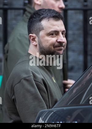 London, Vereinigtes Königreich 08/02/2023 - der ukrainische Präsident Volodymyr Zelensky verlässt die 10 Downing Street, London nach einem Überraschungstreffen mit Rishi Sunak. Stockfoto