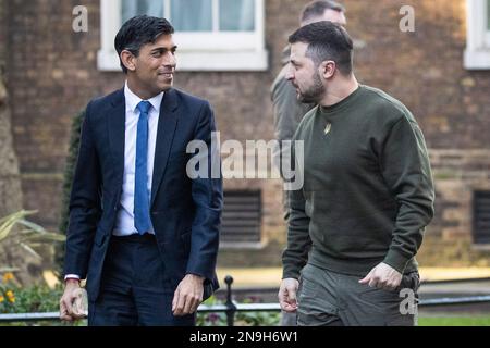 London, Vereinigtes Königreich 08/02/2023 - der ukrainische Präsident Volodymyr Zelensky kommt zu einem Überraschungsbesuch in der Downing Street 10, London. Er kam mit P an Stockfoto