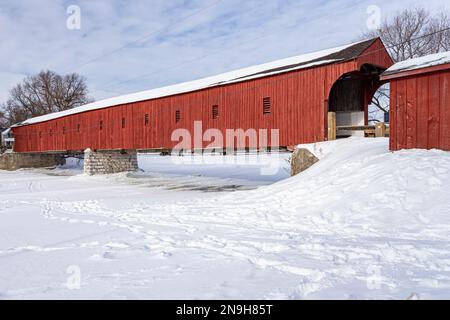 Nördlich von Kitchener, Ontario, ist die West Montrose Covered Bridge (auch bekannt als Kissing Bridge) eine der ältesten ihrer Art in Kanada. Es ist 198 Uhr Stockfoto