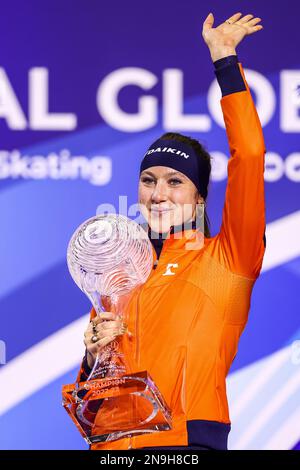 DORDRECHT - Vorstellung des ISU Crystal Globe vor Suzanne Schulting (NED) am letzten Tag der ISU World Cup Short Track Speed Skating 2023. ANP VINCENT JANNINK Stockfoto