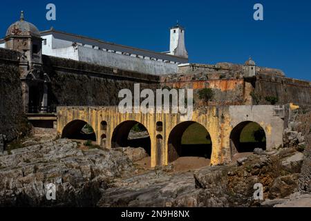 In Peniche, an der Atlantikküste Portugals, ist die Festung oder Fortaleza, in der Kommunisten und andere Gegner der Salazar-Diktatur von 1933-74 inhaftiert wurden, heute ein Museum, das den Kampf gegen den Faschismus feiert. Jahrhunderte zuvor wurde es von Sir Francis Drake belagert, sah Kämpfe im Halbinselkrieg und war ein Zufluchtsort für ehemalige portugiesische Kolonisten. Stockfoto