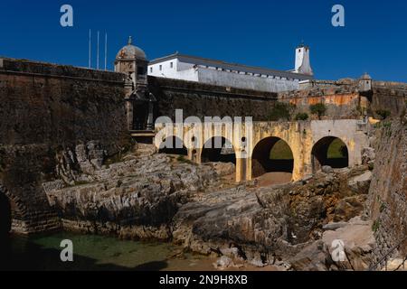 Die Festung Fortaleza in Peniche an der Atlantikküste Portugals war einst ein politisches Gefängnis, in dem Kommunisten gegen die Salazar-Diktatur von 1933-74 festgehalten wurden. Heute ist sie jedoch ein Museum, das den Kampf gegen den Faschismus feiert. Es wurde Mitte der 1500s Jahre erbaut und wurde von Sir Francis Drake belagert, sah Kämpfe im Halbinselkrieg und diente als Zufluchtsort für ehemalige portugiesische Kolonisten. Stockfoto