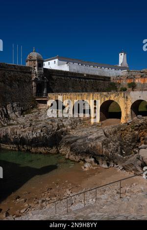 Die Festung Fortaleza in Peniche an der Atlantikküste Portugals war einst ein politisches Gefängnis, in dem Kommunisten gegen die Salazar-Diktatur von 1933-74 festgehalten wurden. Heute ist sie jedoch ein Museum, das den Kampf gegen den Faschismus feiert. Es wurde Mitte der 1500s Jahre erbaut und wurde von Sir Francis Drake belagert, sah Kämpfe im Halbinselkrieg und diente als Zufluchtsort für ehemalige portugiesische Kolonisten. Stockfoto