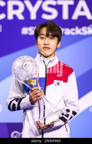 DORDRECHT - Präsentation des ISU Crystal Globe im Ji Won Park (KOR) am letzten Tag der ISU World Cup Short Track Speed Skating 2023. ANP VINCENT JANNINK Stockfoto