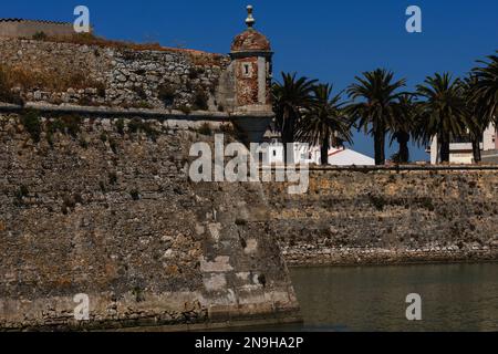 Ehrwürdiger gewölbter Ziegelbartizan oder Eckturm mit Blick auf die schrägen Stadtmauern am Meer der Fortaleza de Peniche oder Peniche Festung, gegründet Mitte der 1500s Jahre von König Johannes III., um die Atlantikküste und den geschäftigen Hafen von Peniche im Stadtteil Leiria im Zentrum Portugals zu bewachen. Im 20. Jahrhundert wurden hier politische Gegner des autoritären Salazar-Regimes inhaftiert. Stockfoto