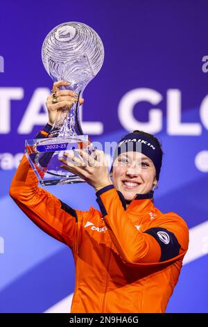 DORDRECHT - Vorstellung des ISU Crystal Globe vor Suzanne Schulting (NED) am letzten Tag der ISU World Cup Short Track Speed Skating 2023. ANP VINCENT JANNINK Stockfoto