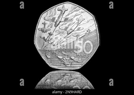 Rückseite einer 1994 50-Pence-Münze zum Gedenken an 50 Jahre D-Day-Landungen in der Normandie. Entworfen von der Skulptur John Mills Stockfoto