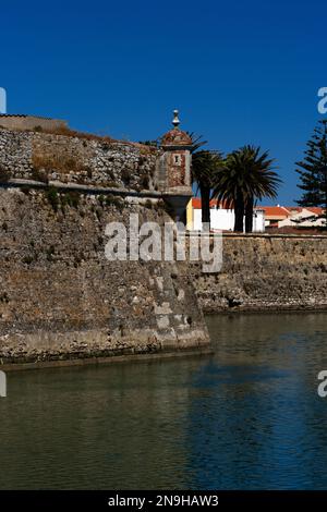 Ein gewölbter Backsteinturm oder Bartisane überblickt und überblickt die schrägen Stadtmauern der Fortaleza de Peniche oder der Peniche Festung, die Mitte der 1500s Jahre von König Johannes III. Gegründet wurde, um die Atlantikküste und den geschäftigen Hafen von Peniche im Stadtteil Leiria im Zentrum Portugals zu bewachen. Im 20. Jahrhundert wurden hier politische Gegner des autoritären Salazar-Regimes inhaftiert. Stockfoto