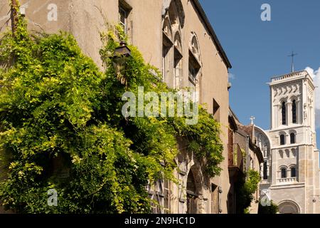 Im alten Dorfzentrum von Vézelay, das als eines der schönsten Dörfer Frankreichs gilt Stockfoto