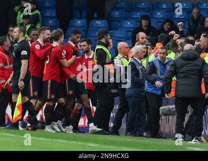 Elland Road, Leeds, Yorkshire, Großbritannien. 12. Februar 2023. Premier League Football, Leeds United gegen Manchester United; Marcus Rashford von Manchester United feiert mit Bruno Fernandes Luke Shaw und Marcel Sabitzer Credit: Action Plus Sports/Alamy Live News das Eröffnungstor in der 80. Minute und erzielt 0-1 Punkte Stockfoto