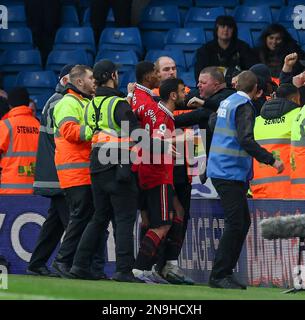 Elland Road, Leeds, Yorkshire, Großbritannien. 12. Februar 2023. Premier League Football, Leeds United gegen Manchester United; Marcus Rashford von Manchester United feiert mit Bruno Fernandes Credit: Action Plus Sports/Alamy Live News das Eröffnungstor in der 80. Minute, um es 0-1 zu schaffen Stockfoto