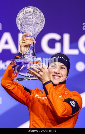 DORDRECHT - Vorstellung des ISU Crystal Globe vor Suzanne Schulting (NED) am letzten Tag der ISU World Cup Short Track Speed Skating 2023. ANP VINCENT JANNINK Stockfoto