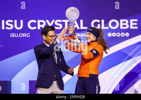 DORDRECHT - Vorstellung des ISU Crystal Globe vor Suzanne Schulting (NED) am letzten Tag der ISU World Cup Short Track Speed Skating 2023. ANP VINCENT JANNINK Stockfoto