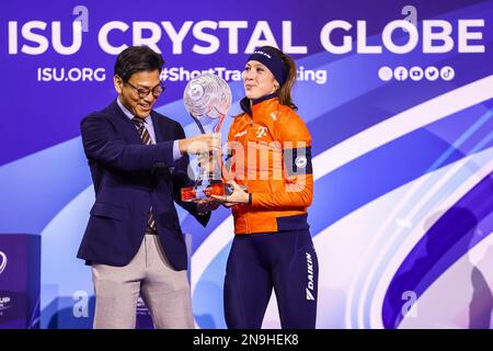 DORDRECHT - Vorstellung des ISU Crystal Globe vor Suzanne Schulting (NED) am letzten Tag der ISU World Cup Short Track Speed Skating 2023. ANP VINCENT JANNINK Stockfoto