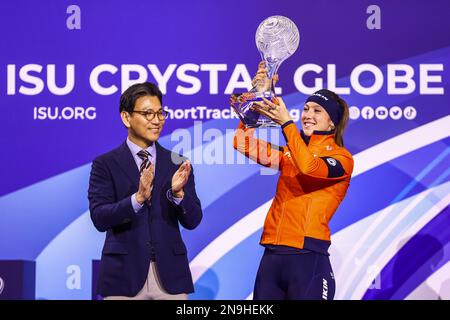 DORDRECHT - Vorstellung des ISU Crystal Globe vor Suzanne Schulting (NED) am letzten Tag der ISU World Cup Short Track Speed Skating 2023. ANP VINCENT JANNINK Stockfoto