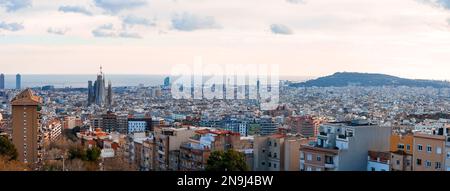 Luftaufnahme des Stadtbildes von Barcelona mit Sagrada Familia und Gebäuden unter dem Himmel Stockfoto